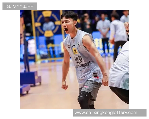 徐杰挑战草根球员展现超强基本功全场观众为之欢呼致敬